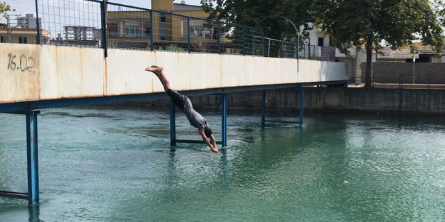 ADANA - Polis, sulama kanallarında yüzen çocuk ve gençleri havuzla buluşturdu