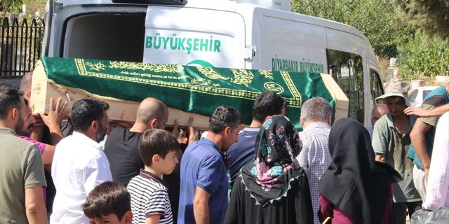 MARDİN - Derik'teki trafik kazalarında hayatını kaybeden 19 kişinin cenazesi son yolcuğuna uğurlandı