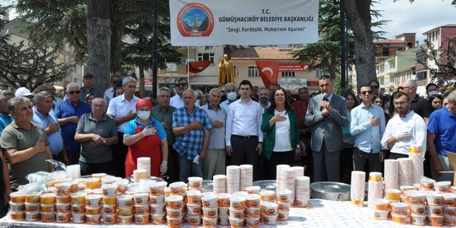 Gümüşhacıköy Belediyesi muharrem ayı dolayısıyla aşure dağıttı