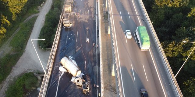 GÜNCELLEME - Anadolu Otoyolu'nun Bolu Dağı kesiminde tankerle tırın çarpışarak yandığı kazada sürücüler yaralandı