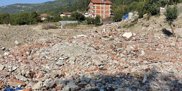 Karabük'te selden zarar gören 12 bina yıkıldı