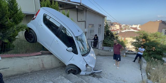 KOCAELİ - Bahçe duvarına asılı kalan otomobil vinç yardımıyla kurtarıldı