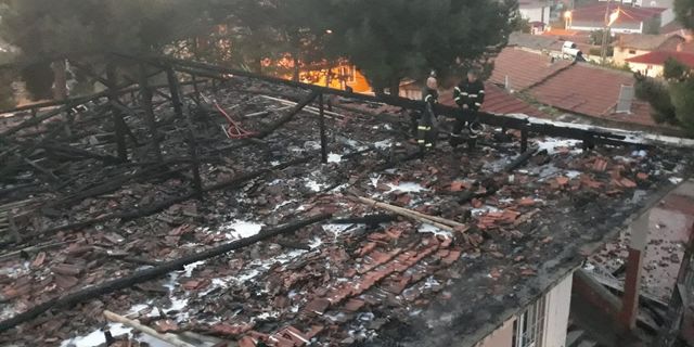 Merzifon'da bir okulun çatısında çıkan yangın söndürüldü