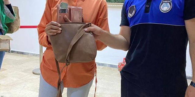 Rize'de zabıta memurunun bulduğu para dolu çanta Ürdünlü sahibine ulaştırıldı