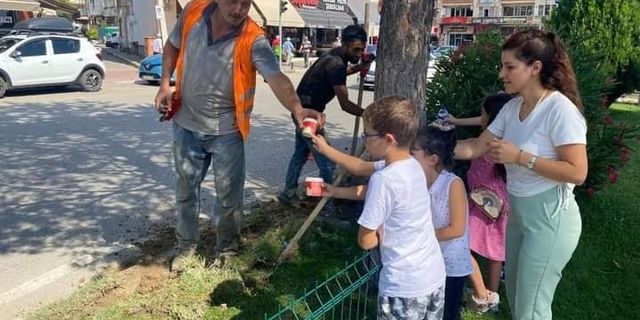 Safranbolu'da çocuklardan belediye işçilerine dondurma ikramı