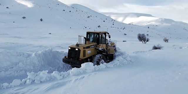 Bayburt’un yüksek kesimlerinde karla mücadele devam ediyor! İşte o anlar