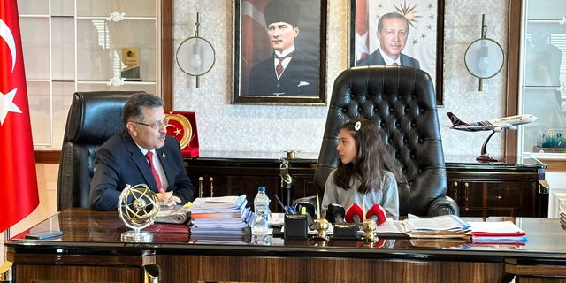 Başkan Ahmet Metin Genç, 23 Nisan Ulusal Egemenlik ve Çocuk Bayramı nedeniyle öğrencileri kabul etti