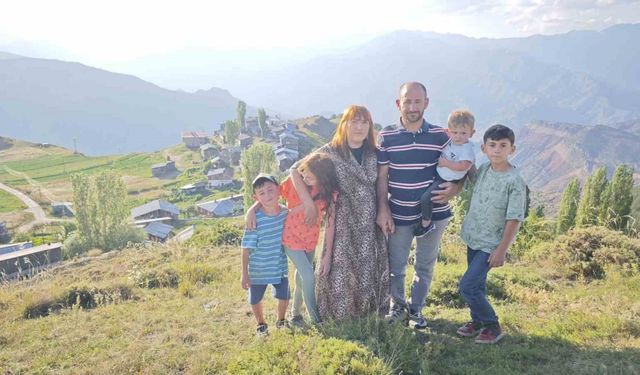 Fransız gelin 12 yıldır yaz tatilini Artvin’de eşinin köyünde geçiriyor