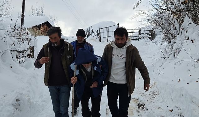 Artvin’de sağlık ekipleri karla kaplı yolları aşarak hastaya ulaştı