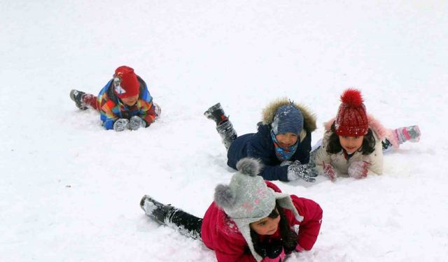 Bayburt’ta kar nedeniyle okullar bir gün tatil edildi