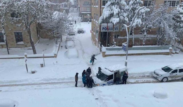 Bayburt’ta kar nedeniyle trafik durma noktasına geldi ulaşım kontrollü sağlıyor