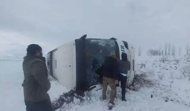 Kars'ta yolcu otobüsü devrildi