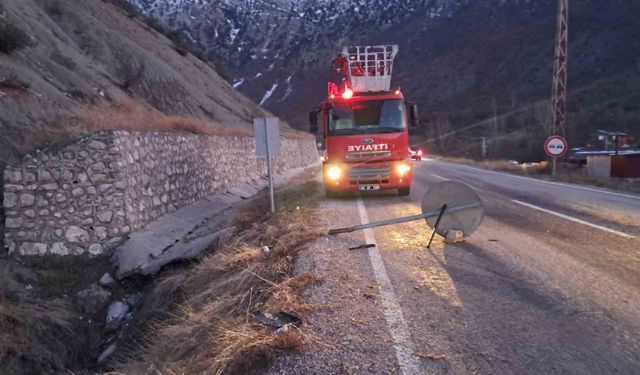 Artvin’de otomobil trafik levhasına çarptı: 3 yaralı