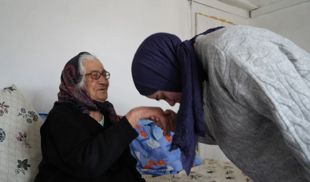 Yaşlı kadına üniversite öğrencilerinden takdirlik davranış!