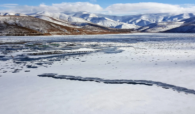 Bayburt'ta baraj göletleri dondu