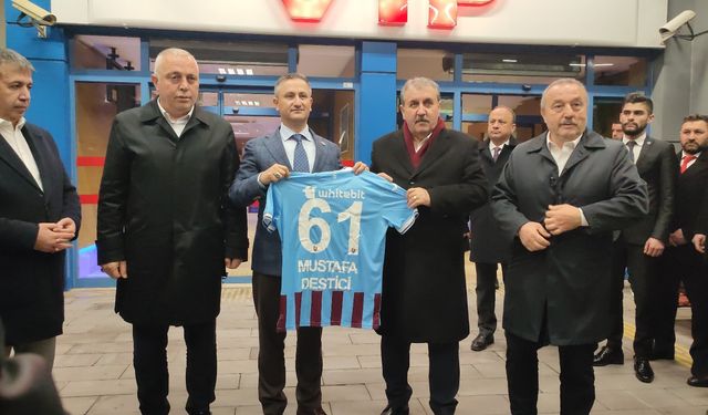 Genel Başkan Destici'ye Trabzonspor forması hediyesi...