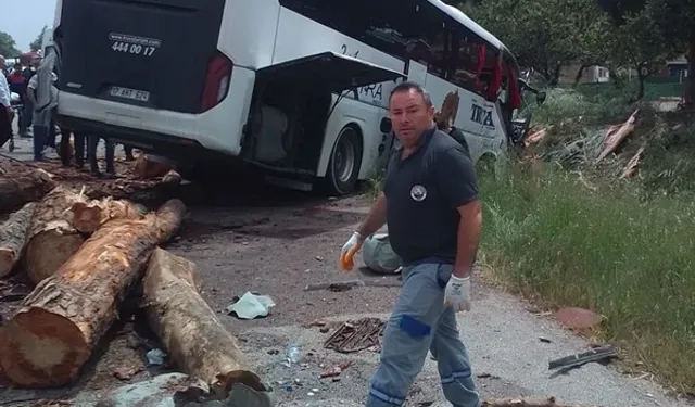 Çanakkale’de feci kaza: Yolcu otobüsü ile kamyon çarpıştı