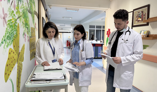 Meningokok enfeksiyonlarında bebeklik ve ergenlik için hassas dönem uyarısı