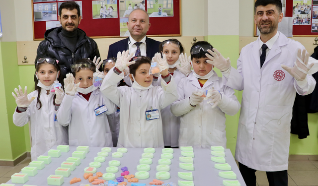 Trabzon'da ilkokul öğrencileri kokulu sabun üretiyor!