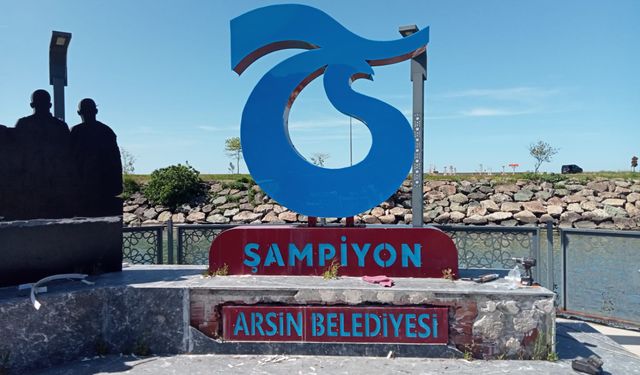 Asfalttan parka, sahilde tahkimattan, Trabzonspor şampiyonluk anıtına...