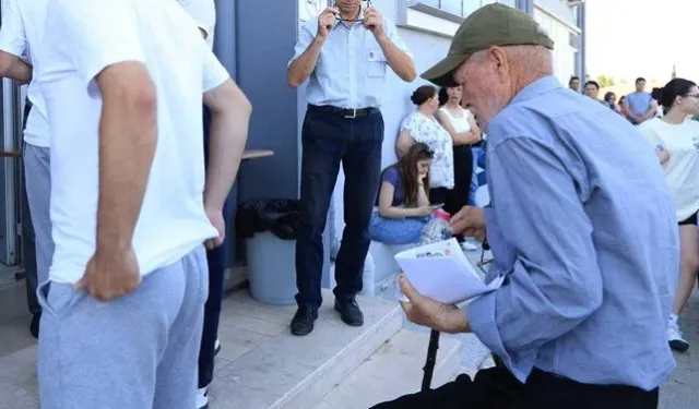 YKS'nin en yaşlı adayı 81 yaşındaki Şevki Kılıç sınavda ter döktü