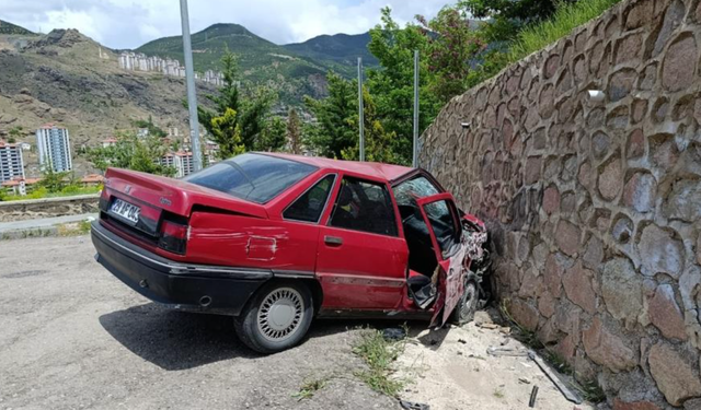 Gümüşhane'de otomobil duvara çarptı: 2 yaralı