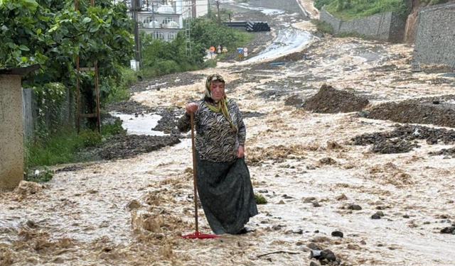 Trabzon şehir merkezinde yollar dereye döndü