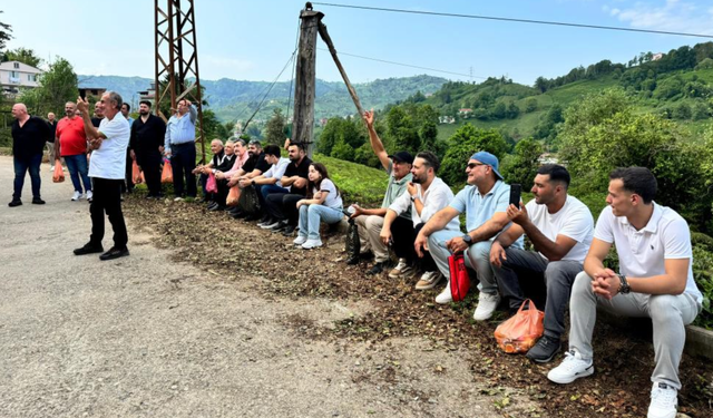 Rize'de Atalarından gelen bayramlaşma geleneğinı bu yıl da sürdürdüler