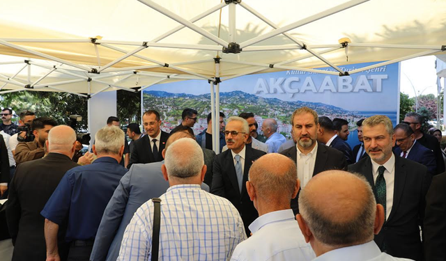 Bakan Uraloğlu Akçaabat'ta vatandaşlar ile bayramlaştı