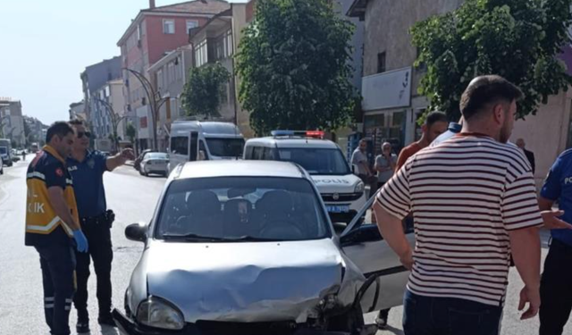 Çorum'da iki otomobil kafa kafaya çarpıştı!