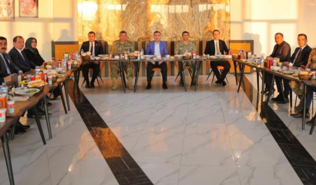 Bayburt'ta garnizon komutanı ve 2 ilçenin kaymakamları için veda yemeği düzenlendi