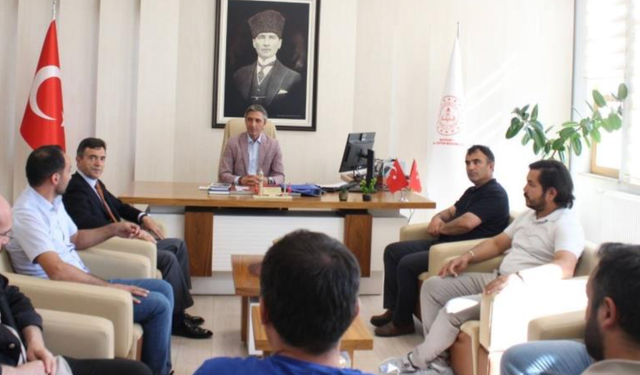 Bayburt’ta robot yarışmasından başarıyla dönen takımların öğretmenlerine katılım belgeleri verildi