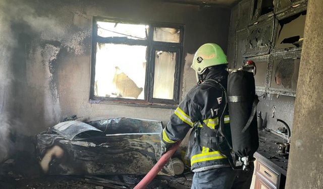 Balkonda başlayan yangın mutfağı kül etti