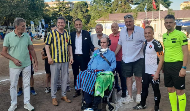Trabzonsporlu isim Veteranlar Futbol Turnuvası'ndaki maçta başlama vuruşunu yaptı