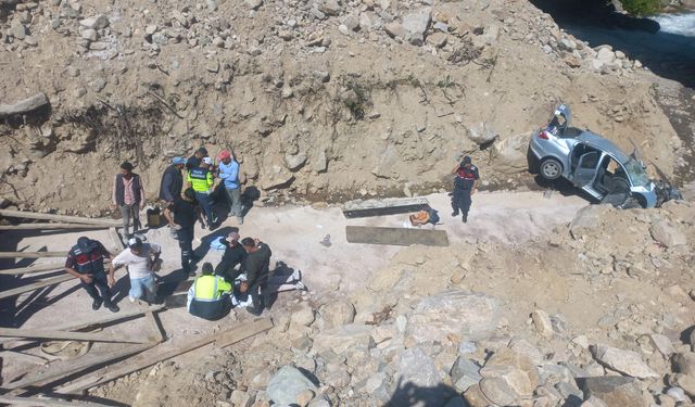 Rize’de otomobil dere yatağına düştü; 5 yaralı
