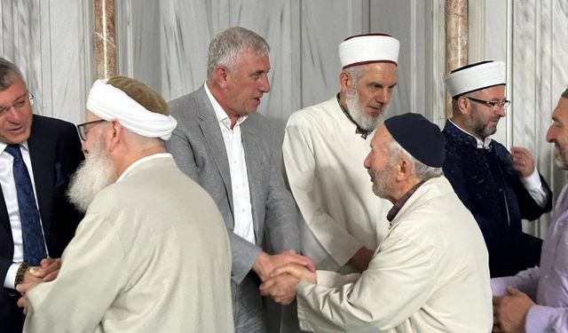 Başkan Sarıalioğlu, Kurban Bayramı Namazı Sonrası Oflularla Bayramlaştı