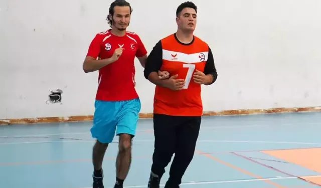 Görme engelli Ragıp Ali hem spor hem müzikte iz bırakmak istiyor