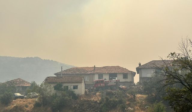 Orman yangınında 1 köy tahliye ediliyor