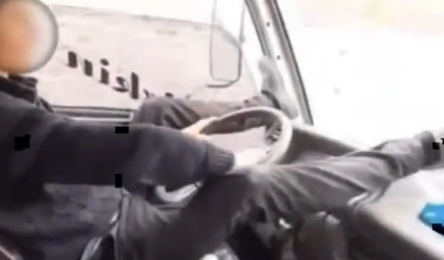 Aracı torpidoya ayaklarını uzatarak kullanan sürücü yakalandı