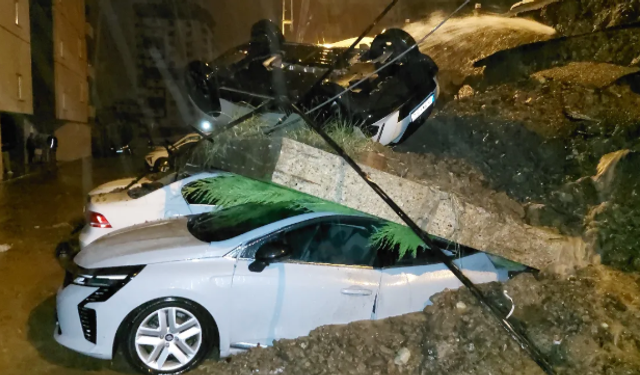 İstinat duvarı araçların üzerine devrildi