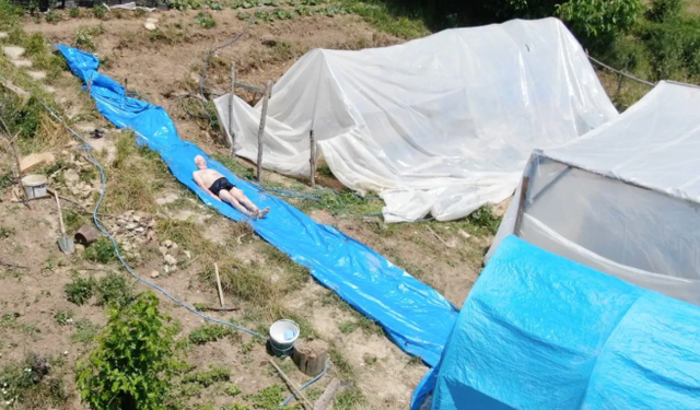 Sıcaklardan bunalan adam evinin bahçesine aquapark kurdu