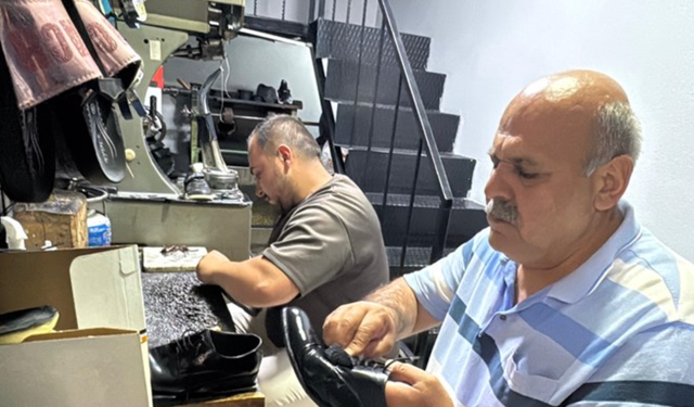 Giresun'da baba oğul 20 yıldır birlikte ayakkabı tamir ediyor