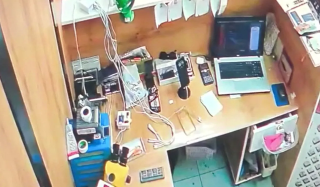 Tamire götürülen cep telefonu bataryası patladı