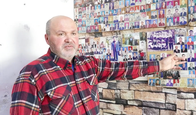 Trabzon'da tıraş ettiği müşterilerinden 28 yıldır aldığı fotoğrafları sergiliyor