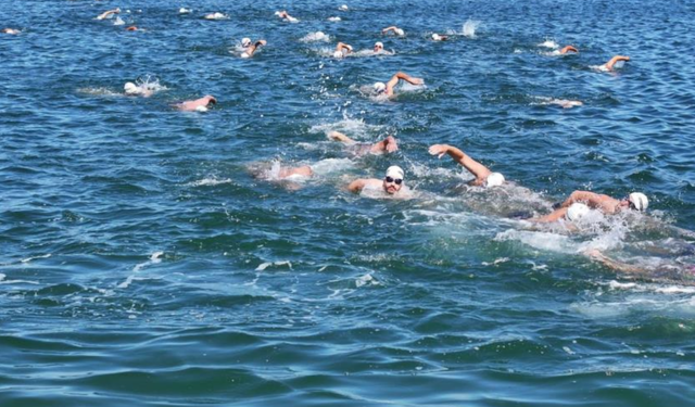 Terme'de açık su yüzme yarışması renkli görüntülere sahne oldu!