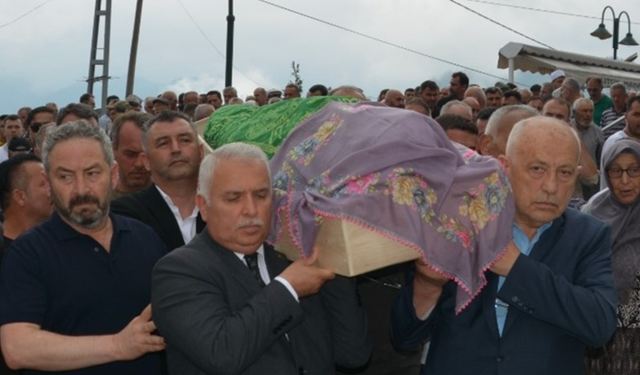 Mülkiye Müfettişi Savaş Konak'ın annesi son yolculuğuna uğurlandı