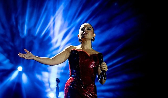Trabzon Kültür Yolu Festivali'nde şarkıcı Merve Özbey sahne aldı