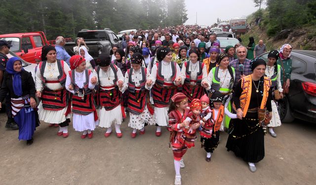 Trabzon'da geleneksel yayla göçünde renkli anlar!