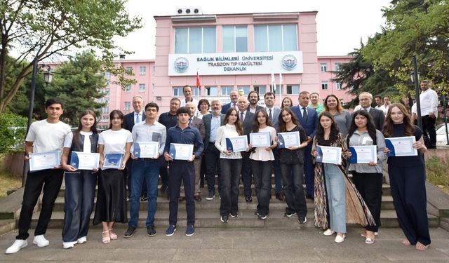 Trabzon'da staj yapan tıp fakültesi öğrencilerine sertifika verildi