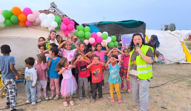 Hayırseverler çadır kentte kalan çocukları sevindirdi